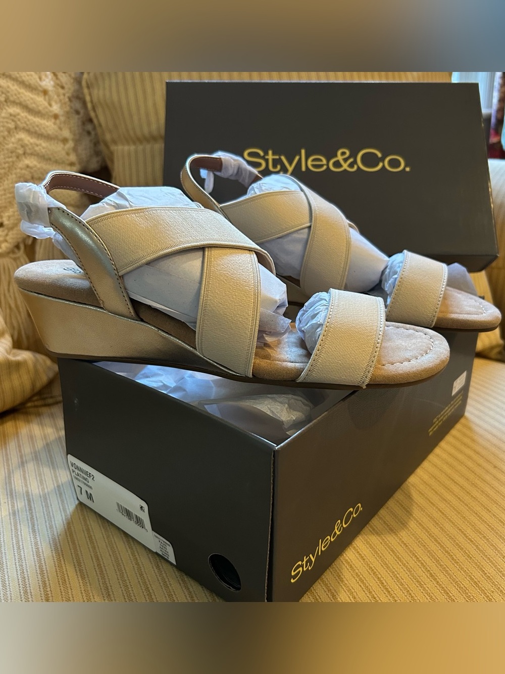 NEW Women's Vonniie Round Toe Wedge Sandals - Picture 2 of 15